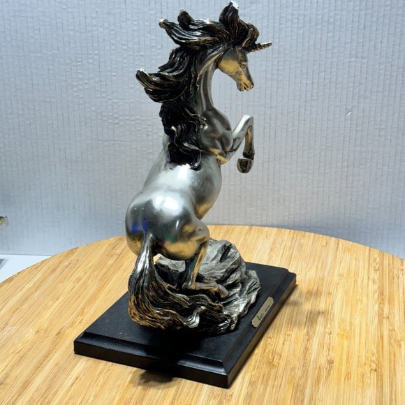 🦄 UNICORN Resin 11" Sculpture with Silver Metallic Finish - Picture 16 of 16